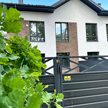 3 поверхи таунхаус з великою ділянкою біля парку!