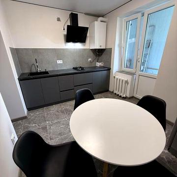 Двокімнатна квартира, третій поверх, центр міста. Капітальний ремонт!