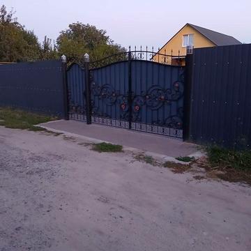 Новий дім з великою ділянкою