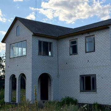 Двоповерховий будинок біля лісу в с. Яснозірʼя (Черкаський р-н)