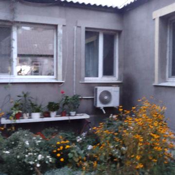 Продається пів будинку та  окремий невеликий будинок