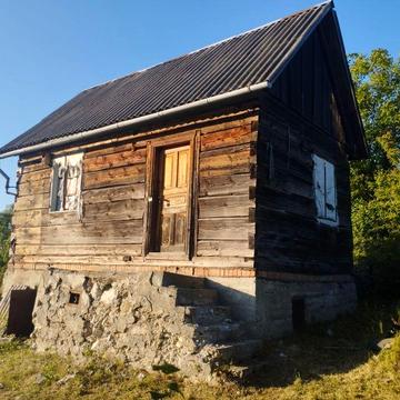 Деревяний будинок під розбір