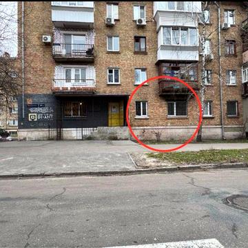 ФАСАД! ВІД ВЛАСНИКА Продається 1-кімнатна квартира площею 32 м² на 1 поверсі у Дарницькому районі Києва.