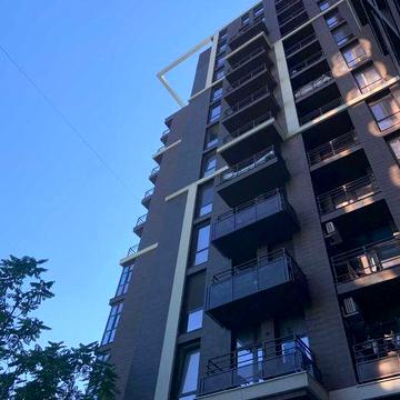 Двокімнатна з ремонтом на Гераневій, з двома балконами в гарному районі