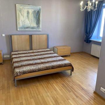 Оренда красива світла дворівнева квартира з двома повноцінними спальнями, санвузлами Гардеробна МЕТРО Позняки! Бойлер Посудомийка Безпечна локація!