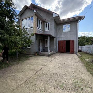Продам дом с гаражом в центре Авангарда