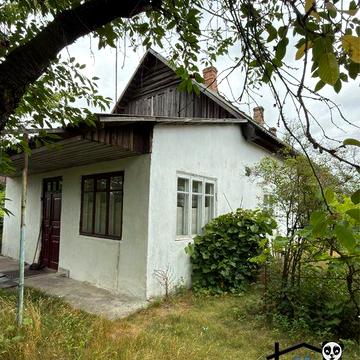 Продається частина будинку з власним подвірʼям в затишному районі.
