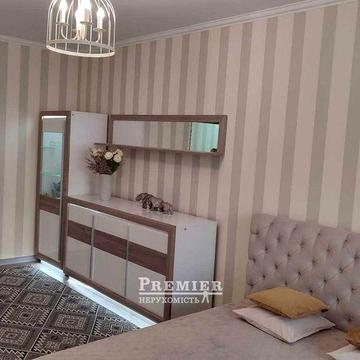 Пропонується до продажу квартира студійного типу у новому будинку в центрі міста.