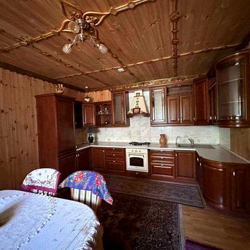 Садиба з трьома будинками на 0.5 га - з власним озером та банею