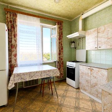 Продам простору 2-кімнатну квартиру  по вул. Чорних Запоріжців( рн каплички), масив Леваневського
