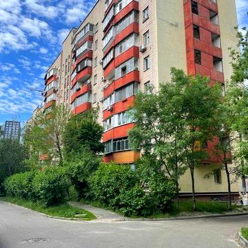 Затишна квартира в цегляному будинку біля метро