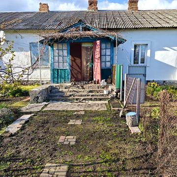 Окремий двір / власна земля + частина будинку