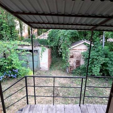 Квартира з двориком і окремим заїздом в Чернівцях.