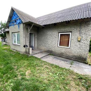 Продається 1/2 частина будинку.
