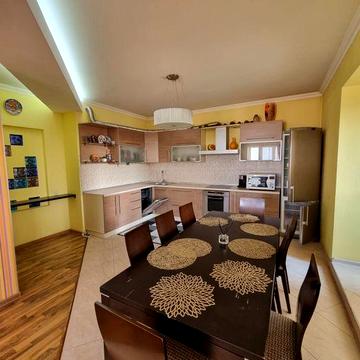 3 комн квартира, Ахматовой 13, видовая, с мебелью