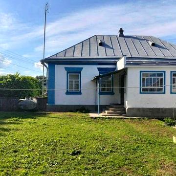 Продається просторий , охайний приватний будинок