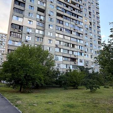 Квартира на 3-му поверсі біля метро Позняки!