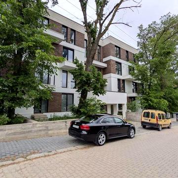 3-к квартира з власним двориком у Клубному Будинку!