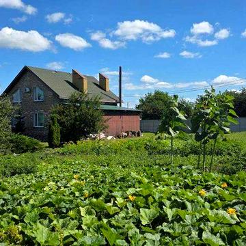 Продам двух этажный  дом  поселок Санжары, все коммуникации. Участок 40 соток. Метро 20 минут