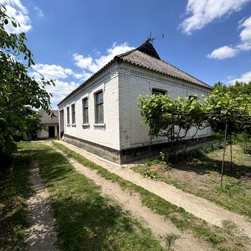 Продаж будинку в центрі смт Рокитне