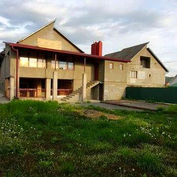 Продаж будинку 400 м² + 2 комерційні ділянки біля кордону з Румунією