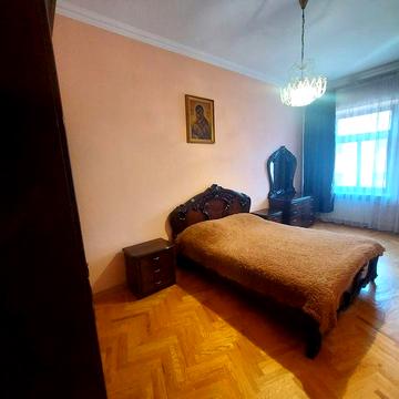 Здається в оренду простора 3-кімнатна квартира по вул. Саряна, 5 (бічна вул. Федьковича)