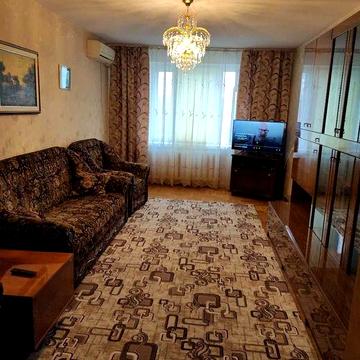 Продається простора 2х кімнатна квартира в будинку Совміну на Оболонській набережній!