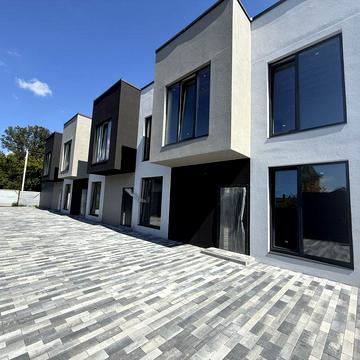 Таунхаус зі своїм особистим гаражем  та своїм двориком