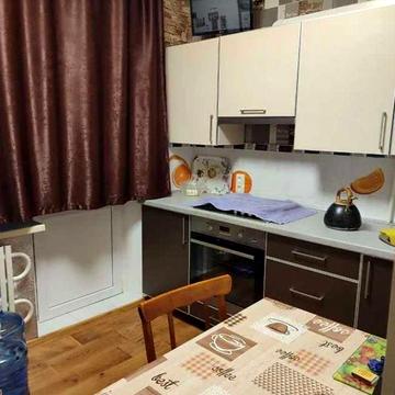 Продам 2 кімнатну, Каденюка, ЦНАП, 1 поверх