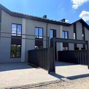 Таунахус з власним переднім двором