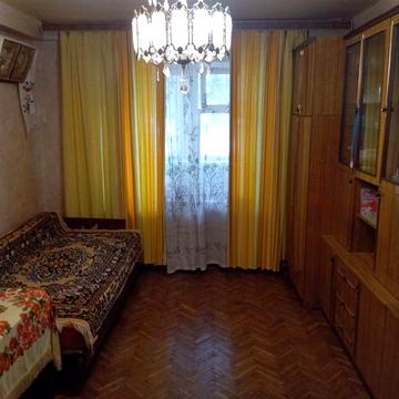 Аренда 2 комн. квартиры. Ул Леся Курбаса 15. 1этаж, 9 этажного. Общая 47 м2, кухня 7. Балкон 6м2, застеклен, с решетками. Квартира теплая, уютная.
