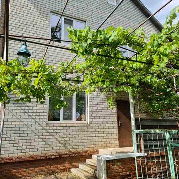 Пропонується  будинок загальною площею 170 м², доглянута земельна ділянці 12 соток.