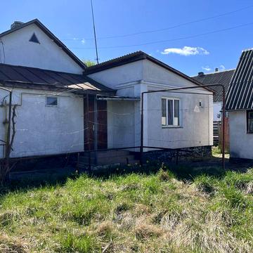 Продається  половина цегляного будинку з можливістю викупу всього будинку!