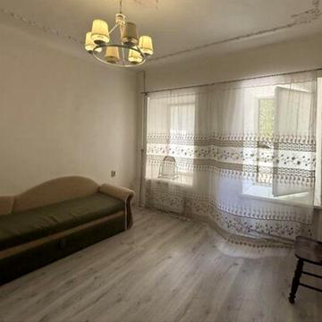 Продам 2-кімнатну квартиру •вул.Манежна, 34