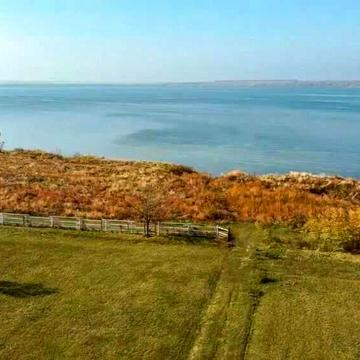 Вид на море. Тихе місце. Бунгало, Два капітальних будинки, 50 соток. На березі біля моря з виходом до води, велика ділянка. Перша лінія. Вид на лиман.