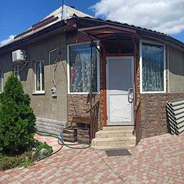Продам гарний будинок в Дергачах, р- н стадіону