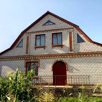 житловий будинок з літньою кухнею та гаражем