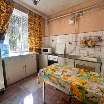 Продам двокімнатну квартиру вул.Воскресенська 1а