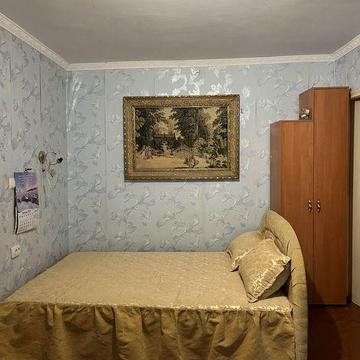 Продается двухкомнатная квартира с удобной практичной планировкой, расположенная на 1 этаже 3-этажного кирпичного дома (перекрытия — ж/б плиты).
