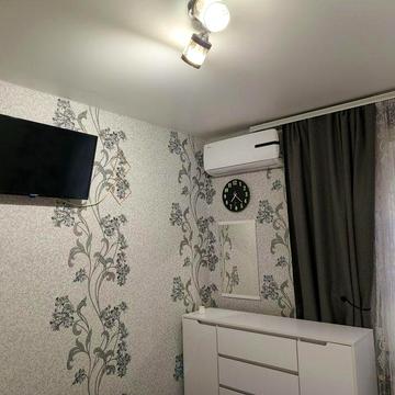 Пів будинку поруч з центром