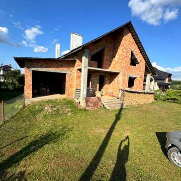 Продається будинок в Остриці — лише 5 км до Чернівців