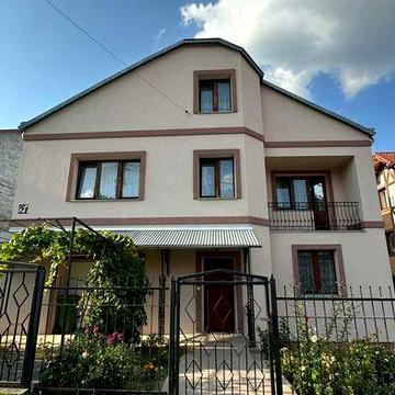 Будинок біля озера