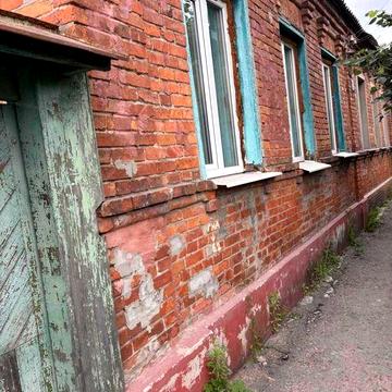 Продам дешево пів будинку в центрі района. (169193)