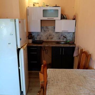Продам квартиру,житловий стан. Електрика три фази. Газ. Вода центральна. Каналізація септик. Всі зручності. Ж д. вокзал.