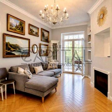 Оренда 3-кімнатної квартири / Центр Києва / 74 м² / сталінка / 2 спальні / камін / паркомісце / балкони / Площа Українських Героїв