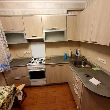 Братиславська вул., 38