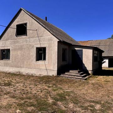 Будинок капітальний цегляний 90м2 в самому селі.