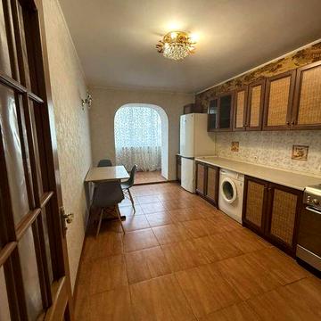 Продам большую  1 кв в кирпичном газовом доме с ремонтом ул Сахарова .