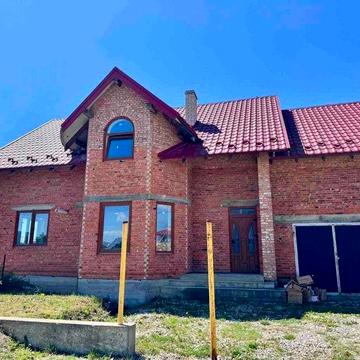 Продається будинок з частковим ремонтом в передмісті Івано-Франківська.