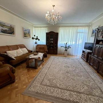 Продаж просторого будинку